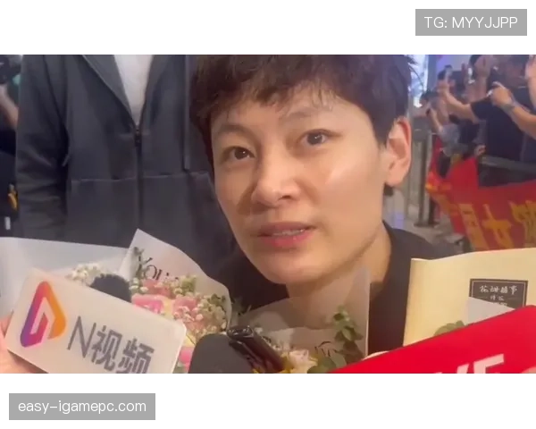 杨力维机场随手背的包，我三个月工资都不够看